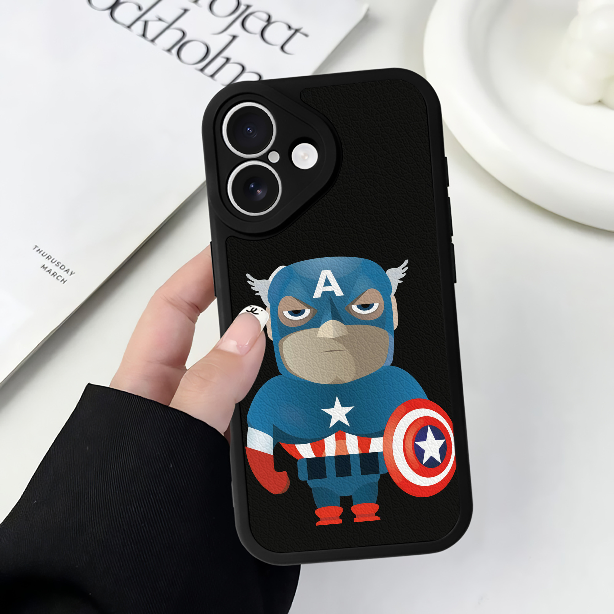 （画像用） アベンジャーズ The Avengers 【iPhone 16シリーズ対応】シリコンスマホケース（レザー調） 材質：シリコン